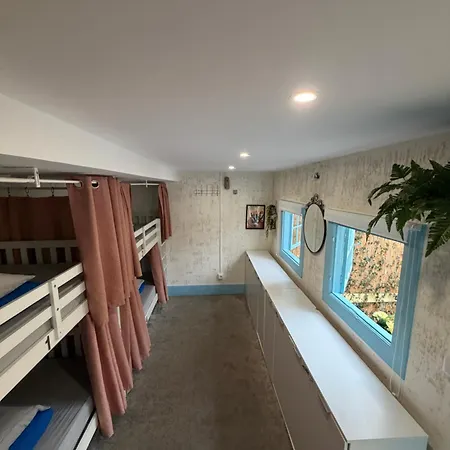Guest World Hostel *