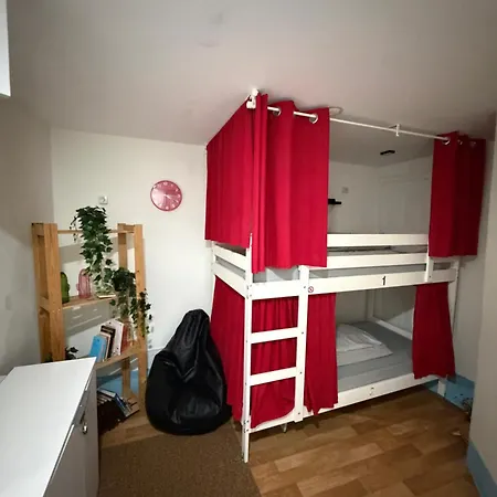 Hostel Guest World *