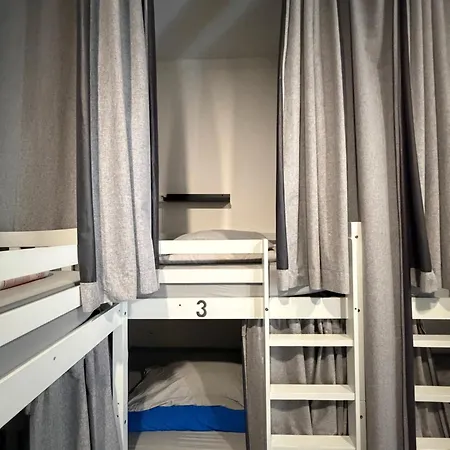Hostel Guest World *